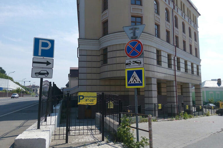Дорожные знаки разрешат устанавливать на зданиях и ограждениях
